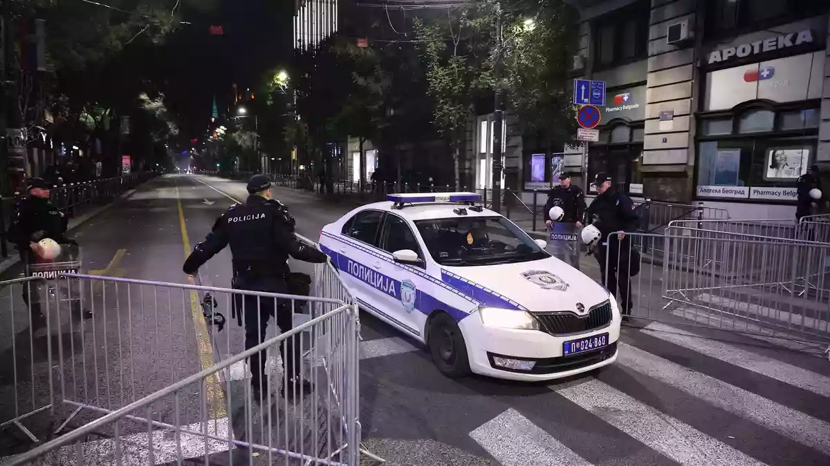 Ein junger Serbe griff einen Polizisten vor der israelischen Botschaft in Belgrad mit Messern an und wurde von dem Beamten erschossen. (Archivbild) - Bild: Armin Durgut/AP/dpa