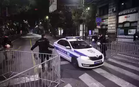 Ein junger Serbe griff einen Polizisten vor der israelischen Botschaft in Belgrad mit Messern an und wurde von dem Beamten erschossen. (Archivbild) - Foto: Armin Durgut/AP/dpa