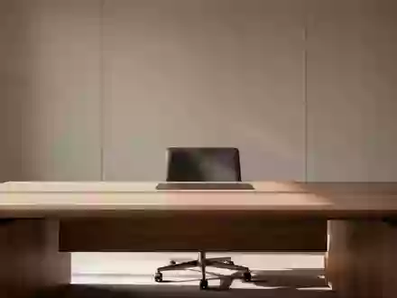 Ein leerer, aufgeräumter Schreibtisch in einem modernen Büro bei natürlichem Lichteinfall. - Foto: über boerse-global.de