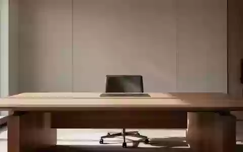 Ein leerer, aufgeräumter Schreibtisch in einem modernen Büro bei natürlichem Lichteinfall. - Foto: über boerse-global.de