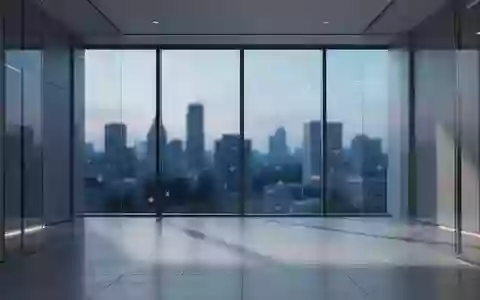 Ein minimalistisches, modernes Bürogebäude mit großen Glasfronten und Blick auf eine Stadt bei Dämmerung. - Foto: über boerse-global.de