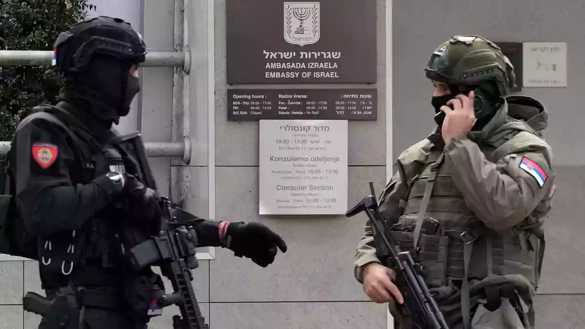 Ein junger Serbe griff mit Messern einen Polizisten vor der israelischen Botschaft in Serbien an, der ihn schließlich erschoss. - Bild: Darko Vojinovic/AP/dpa