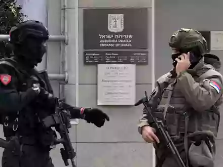 Ein junger Serbe griff mit Messern einen Polizisten vor der israelischen Botschaft in Serbien an, der ihn schließlich erschoss. - Foto: Darko Vojinovic/AP/dpa