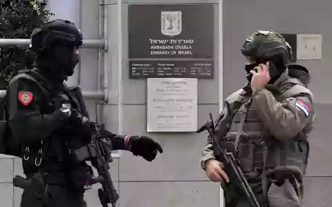 Ein junger Serbe griff mit Messern einen Polizisten vor der israelischen Botschaft in Serbien an, der ihn schließlich erschoss. - Foto: Darko Vojinovic/AP/dpa