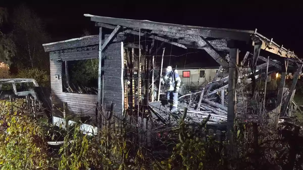 POL-ROW: Explosion zerstört Mobilheim in Lauenbrück - drei Personen schwer verletzt - Bild: presseportal.de