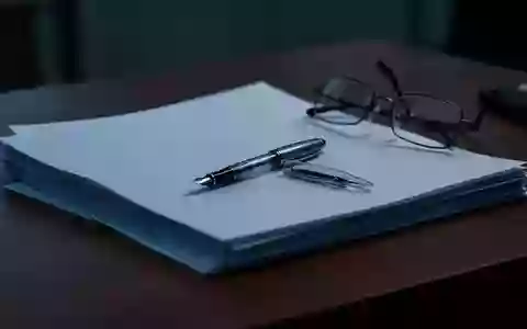 Symbolbild: Papierstapel, Füller und Brille auf dem Schreibtisch - Foto: über boerse-global.de
