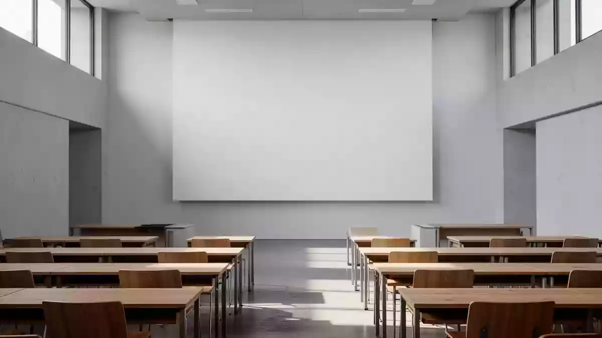 Ein leerer, minimalistischer Hörsaal mit Holztischen und einer leeren Projektionswand in einem modernen Bildungsgebäude. Illustration mit AI erstellt.