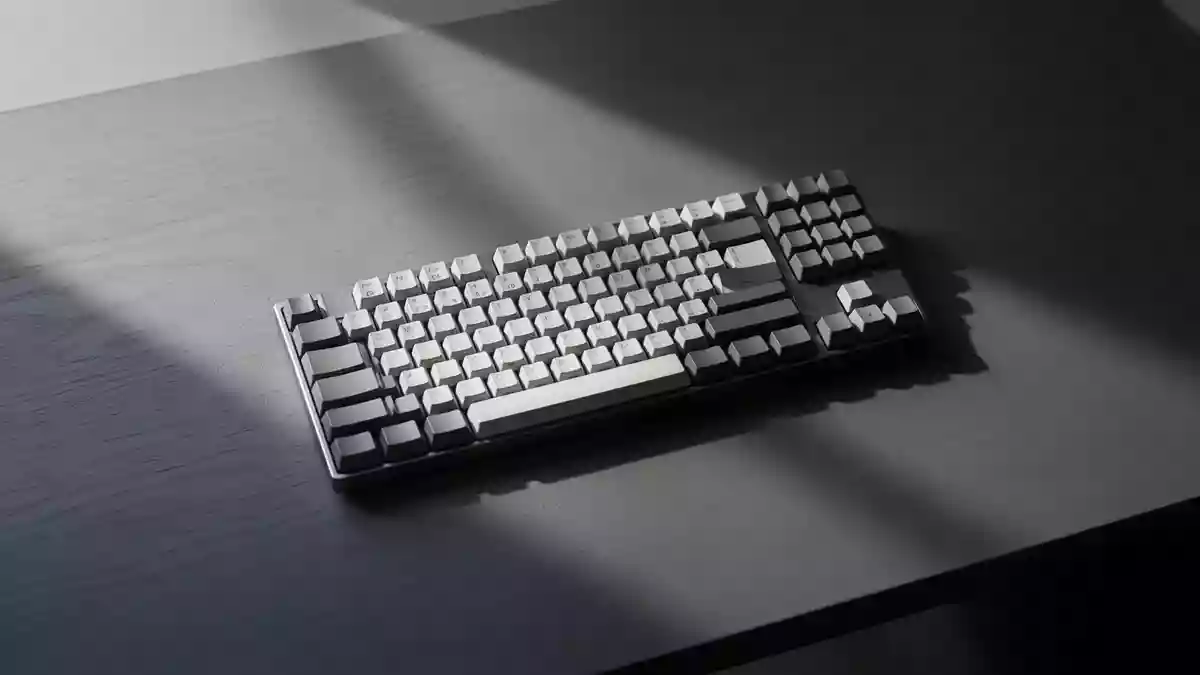 Eine minimalistische, dunkle Schreibtischoberfläche mit einer leeren Tastatur im sanften Morgenlicht. Illustration mit AI erstellt.