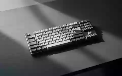 Eine minimalistische, dunkle Schreibtischoberfläche mit einer leeren Tastatur im sanften Morgenlicht. - Foto: über boerse-global.de