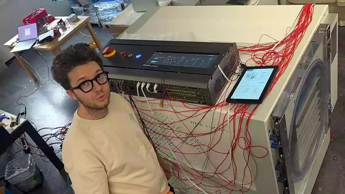 Weltpremiere aus Wien: Industriemaschine wird von KI gesteuert – und verbessert ihre Software im laufenden Betrieb selbst - Bild: presseportal.de