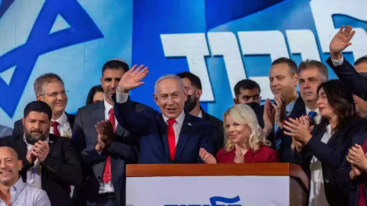 Der israelische Ministerpräsident Benjamin Netanjahu hat nach der Wahl in Israel zur Bildung einer starken rechtsgerichteten Regierung aufgerufen. - Bild: Olivier Fitoussi/dpa