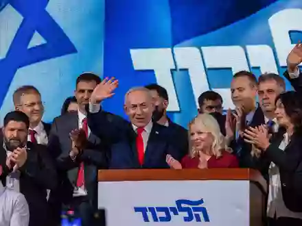 Der israelische Ministerpräsident Benjamin Netanjahu hat nach der Wahl in Israel zur Bildung einer starken rechtsgerichteten Regierung aufgerufen. - Foto: Olivier Fitoussi/dpa