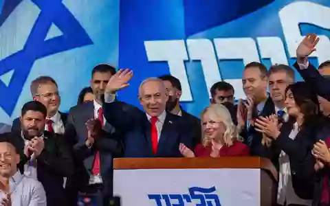 Der israelische Ministerpräsident Benjamin Netanjahu hat nach der Wahl in Israel zur Bildung einer starken rechtsgerichteten Regierung aufgerufen. - Foto: Olivier Fitoussi/dpa