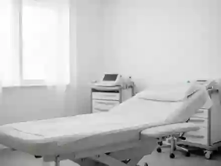 Ein minimalistischer, heller Behandlungsraum in einer Klinik mit neutralen Oberflächen und sanftem Tageslicht. - Foto: über boerse-global.de