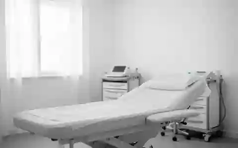 Ein minimalistischer, heller Behandlungsraum in einer Klinik mit neutralen Oberflächen und sanftem Tageslicht. - Foto: über boerse-global.de