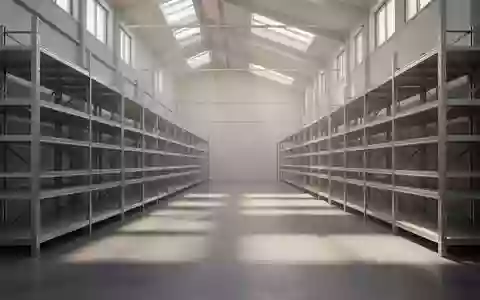 Ein minimalistisches, leeres Logistikzentrum mit langen Regalreihen und einfallendem Tageslicht auf einem Betonboden. - Foto: über boerse-global.de