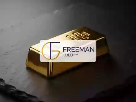 Ein glänzender Goldbarren auf einer dunklen, texturierten Schieferoberfläche in stimmungsvollem Licht. - Foto: über boerse-global.de