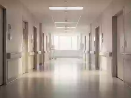 Ein heller, minimalistischer Krankenhausflur mit reflektierenden Böden und sanftem Tageslicht. - Foto: über boerse-global.de