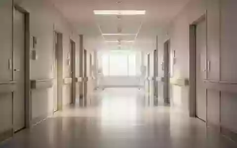 Ein heller, minimalistischer Krankenhausflur mit reflektierenden Böden und sanftem Tageslicht. - Foto: über boerse-global.de