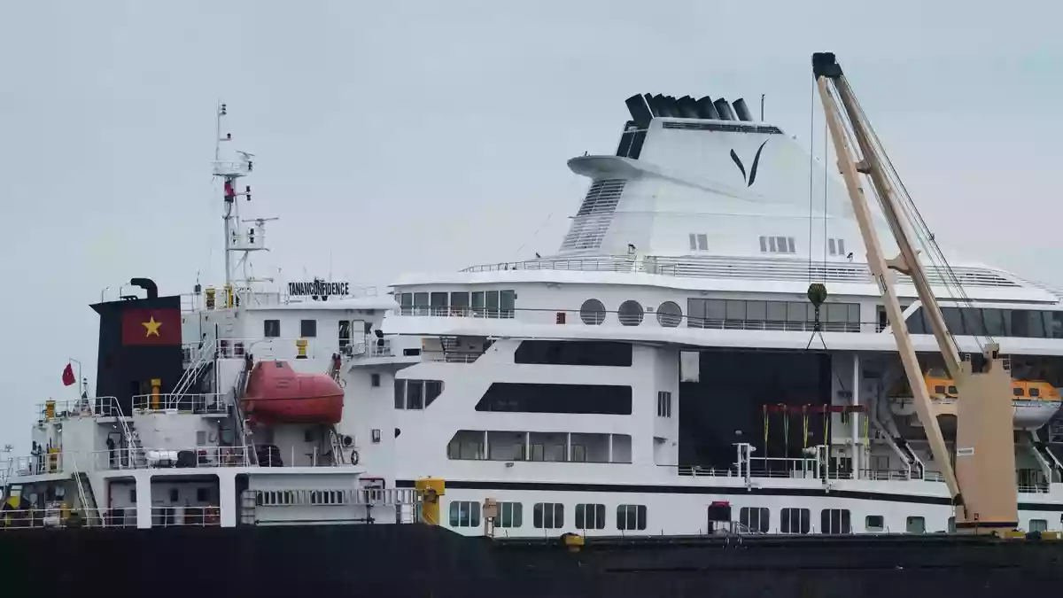 Wie es für die Passagiere und Crew weitergeht, ist völlig unklar. - Bild: Heng Sinith/AP/dpa