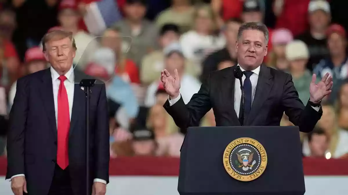 Döllner mit Trump - «weit mehr als eine Frage des schlechten Geschmacks». (Archivbild) - Bild: Mike Stewart/AP/dpa