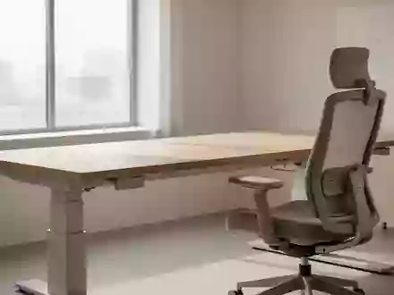 Ein minimalistisch gestalteter, ergonomischer Arbeitsplatz mit einem höhenverstellbaren Schreibtisch und einem Bürostuhl. - Foto: über boerse-global.de