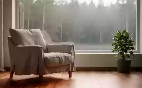 Ein ruhiger, minimalistischer Raum mit einem bequemen Sessel und natürlichem Licht, der eine Atmosphäre der Erholung ausstrahlt. - Foto: über boerse-global.de