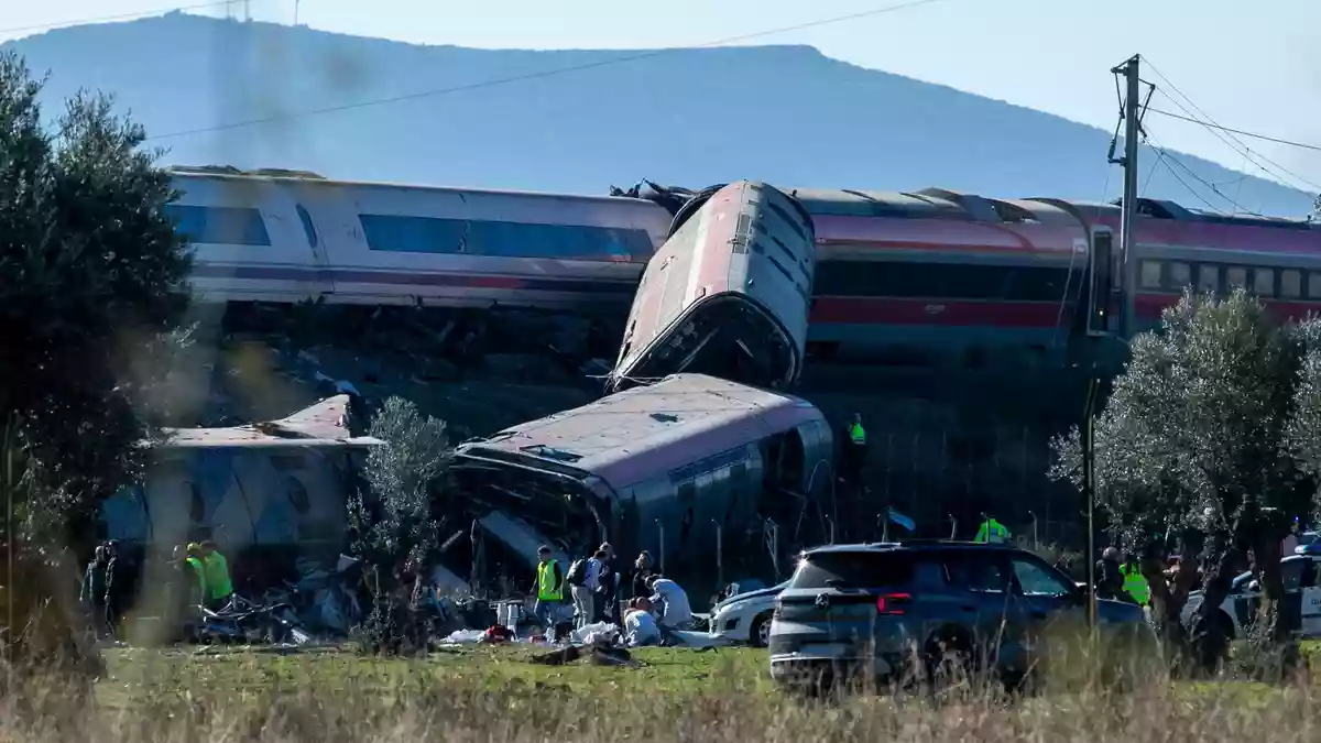 Bei dem Unglück entgleisten zwei Waggons eines Zuges des privaten Bahnunternehmens Iryo. - Bild: Juanma Jiménez/EUROPA PRESS/dpa