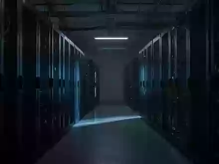 Dunkle Server-Racks in einem industriellen Raum, die eine versteckte digitale Infrastruktur symbolisieren. - Foto: ĂĽber boerse-global.de