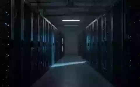 Dunkle Server-Racks in einem industriellen Raum, die eine versteckte digitale Infrastruktur symbolisieren. - Foto: über boerse-global.de
