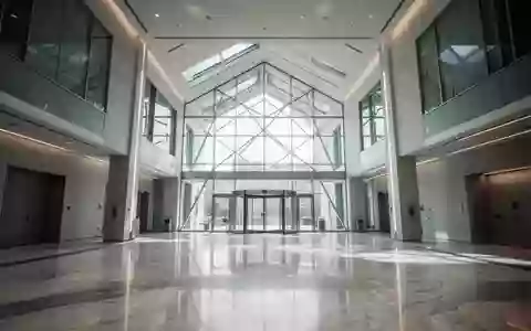 Innenansicht eines modernen, minimalistischen Bankgebäudes mit reflektierenden Marmorböden und architektonischen Glasflächen. - Foto: über boerse-global.de