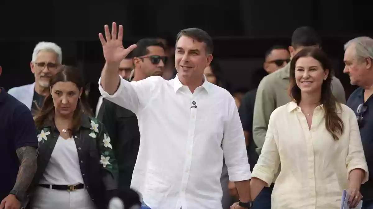Flavio Bolsonaro und seine Frau Fernanda haben Brasilien verlassen. (Archivfoto) - Bild: Arthur Menescal/AP/dpa