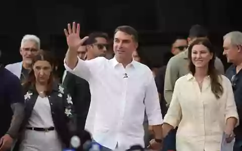 Flavio Bolsonaro und seine Frau Fernanda haben Brasilien verlassen. (Archivfoto) - Foto: Arthur Menescal/AP/dpa