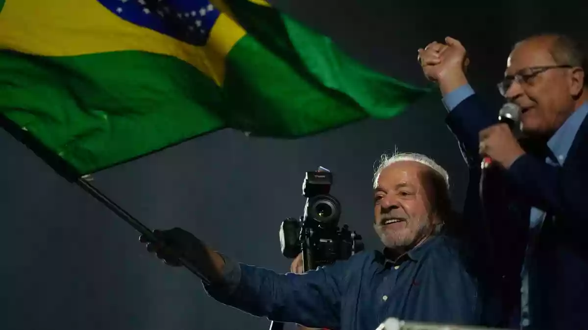 Amtsinhaber Lula (81) konnte sich in der Stichwahl gegen Bolsonaro durchsetzen.  - Bild: Natacha Pisarenko/AP/dpa
