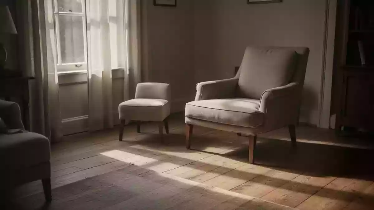 Ein ruhiger, sonnendurchfluteter Wohnraum mit einem leeren Sessel, der eine Atmosphäre der Stille und Besinnung vermittelt. Illustration mit AI erstellt.