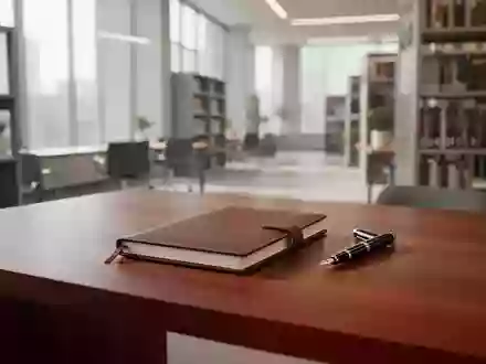 Ein minimalistischer Schreibtisch aus Mahagoniholz mit einem leeren Notizbuch und einem Füllfederhalter in einer ruhigen Bibliothek. - Foto: über boerse-global.de