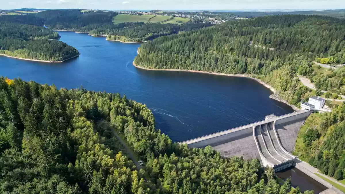 Zu den für das Gemeinwesen wichtigen Anlagen – sogenannte kritische Infrastruktur – gehören etwa Talsperren oder auch Einrichtungen zur Steuerung des Bahnverkehrs. (Symbolbild) - Bild: Hendrik Schmidt/dpa