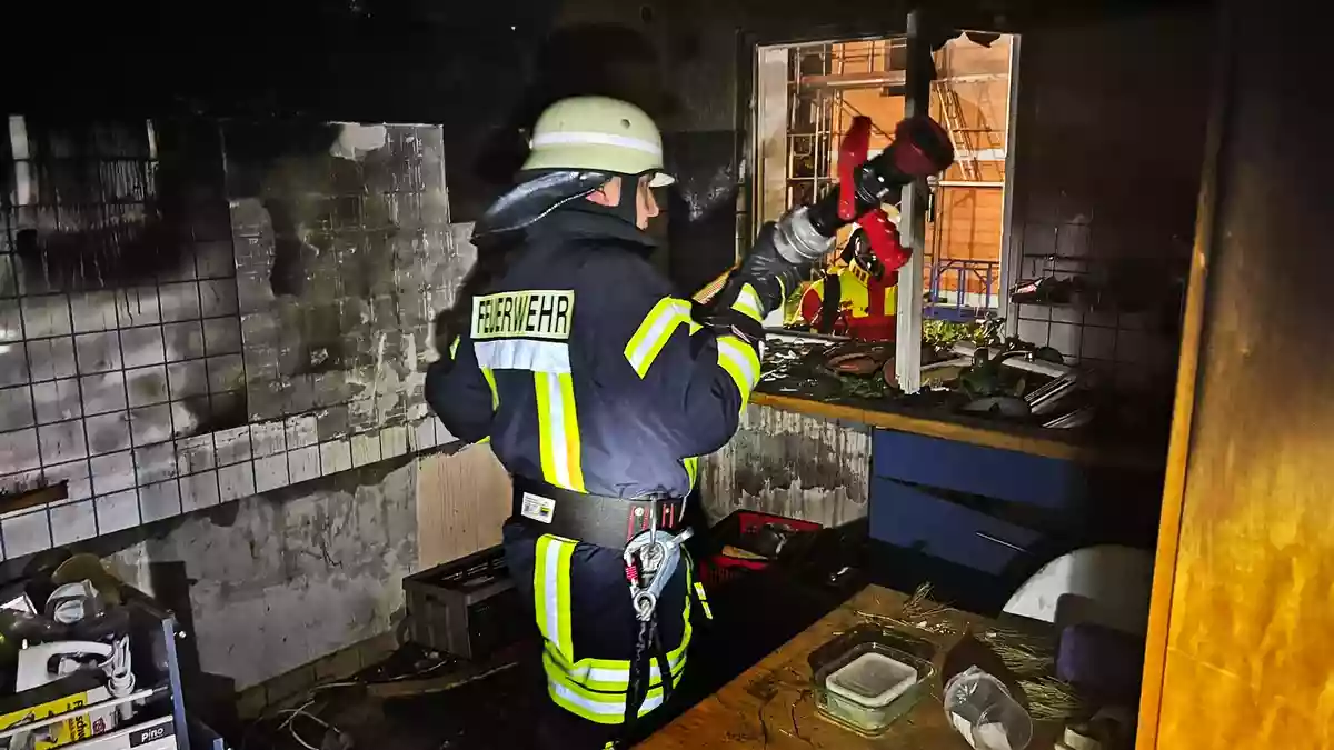 KFV Bodenseekreis: Küchenbrand in Altheim: Feuerwehr rettet Bewohner über Leiter - Bild: presseportal.de