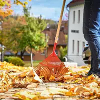 Nasses Herbstlaub bringt Passanten ins Rutschen: Wer haftet bei Unfällen? / Reinigungspflicht kann übertragen werden - Foto: presseportal.de