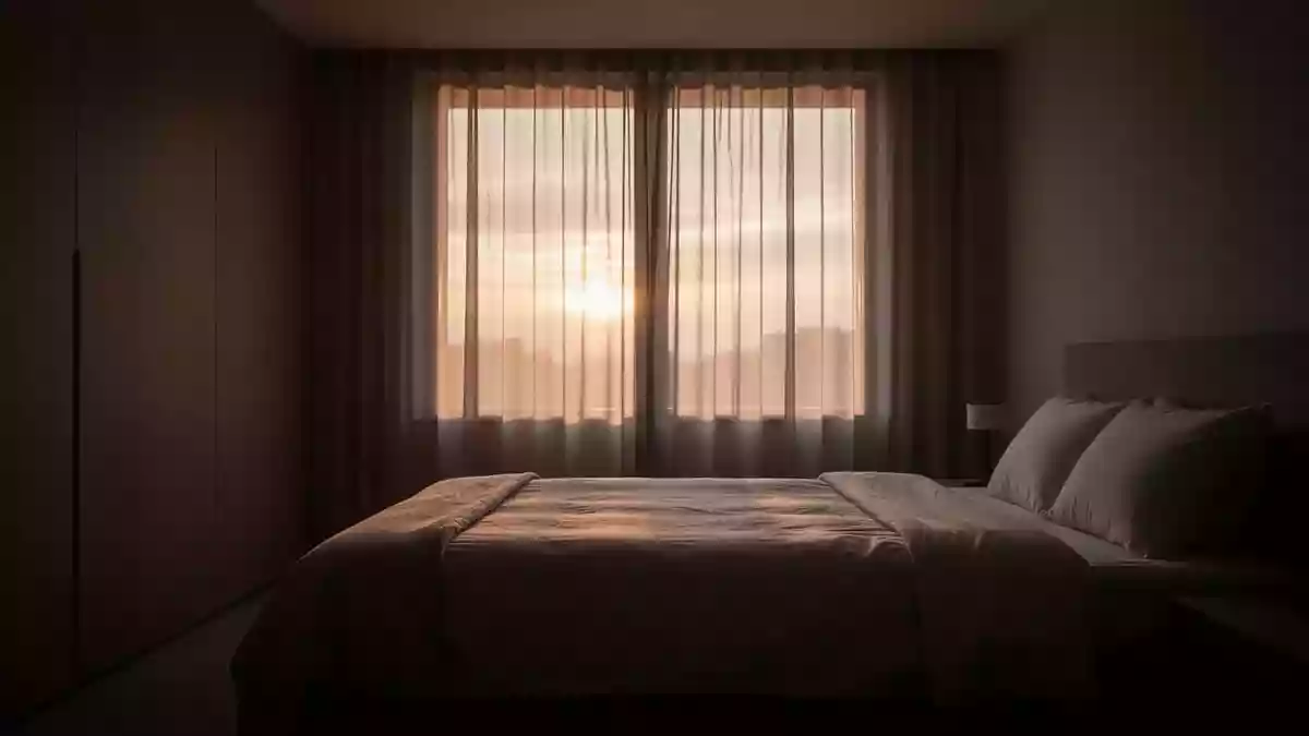 Ein minimalistisch eingerichtetes, in sanftes Morgenlicht getauchtes Schlafzimmer bei Sonnenaufgang. Illustration mit AI erstellt.