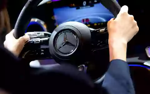 Mercedes-Benz macht mehr Gewinn nach magerem Vorjahresquartal. (Archivbild) - Foto: Sven Hoppe/dpa