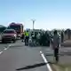 Rettungskräfte sind am Unfallort im Einsatz. - Bild: Juanma Jiménez/EUROPA PRESS/dpa