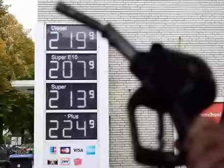 Ob tanken zuletzt billiger oder teurer geworden ist, kommt auf den Kraftstoff an. (Archivbild) - Foto: Sina Schuldt/dpa