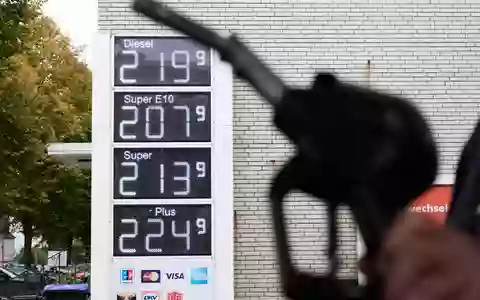 Ob tanken zuletzt billiger oder teurer geworden ist, kommt auf den Kraftstoff an. (Archivbild) - Foto: Sina Schuldt/dpa