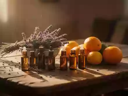 Amberfarbene Glasflaschen mit ätherischen Ölen und getrocknete Lavendelzweige auf einem Holztisch im sanften Herbstlicht. - Foto: über boerse-global.de