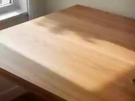 Ein minimalistischer, leerer Schreibtisch aus Holz in einem sonnendurchfluteten Arbeitszimmer mit weichen Schatten. - Foto: über boerse-global.de