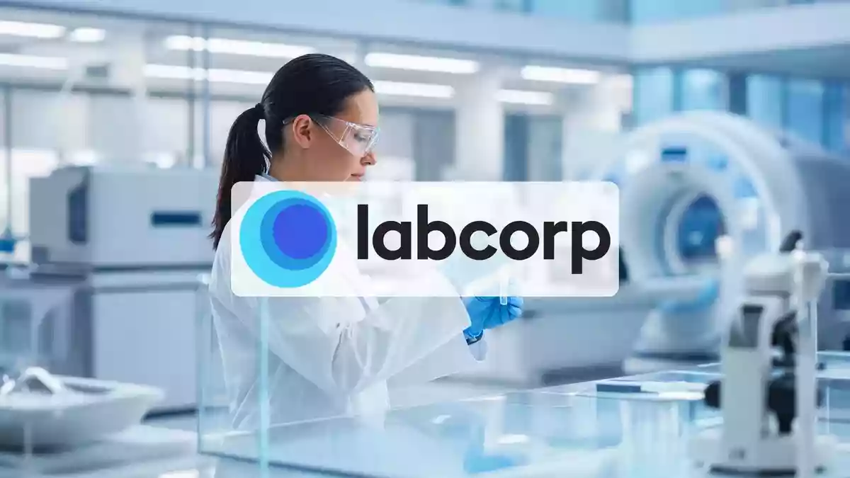 Moderne, sterile Laborumgebung mit medizinischen Analysegeräten, die medizinisches Wachstum und Fortschritt symbolisiert. Illustration mit AI erstellt.