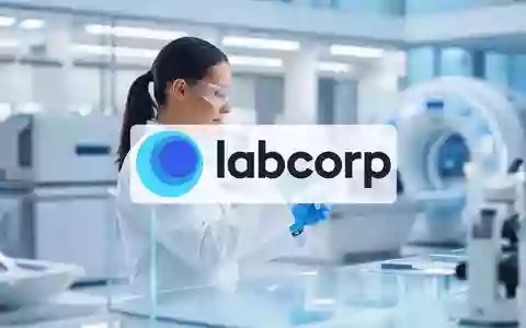 Moderne, sterile Laborumgebung mit medizinischen Analysegeräten, die medizinisches Wachstum und Fortschritt symbolisiert. - Foto: über boerse-global.de