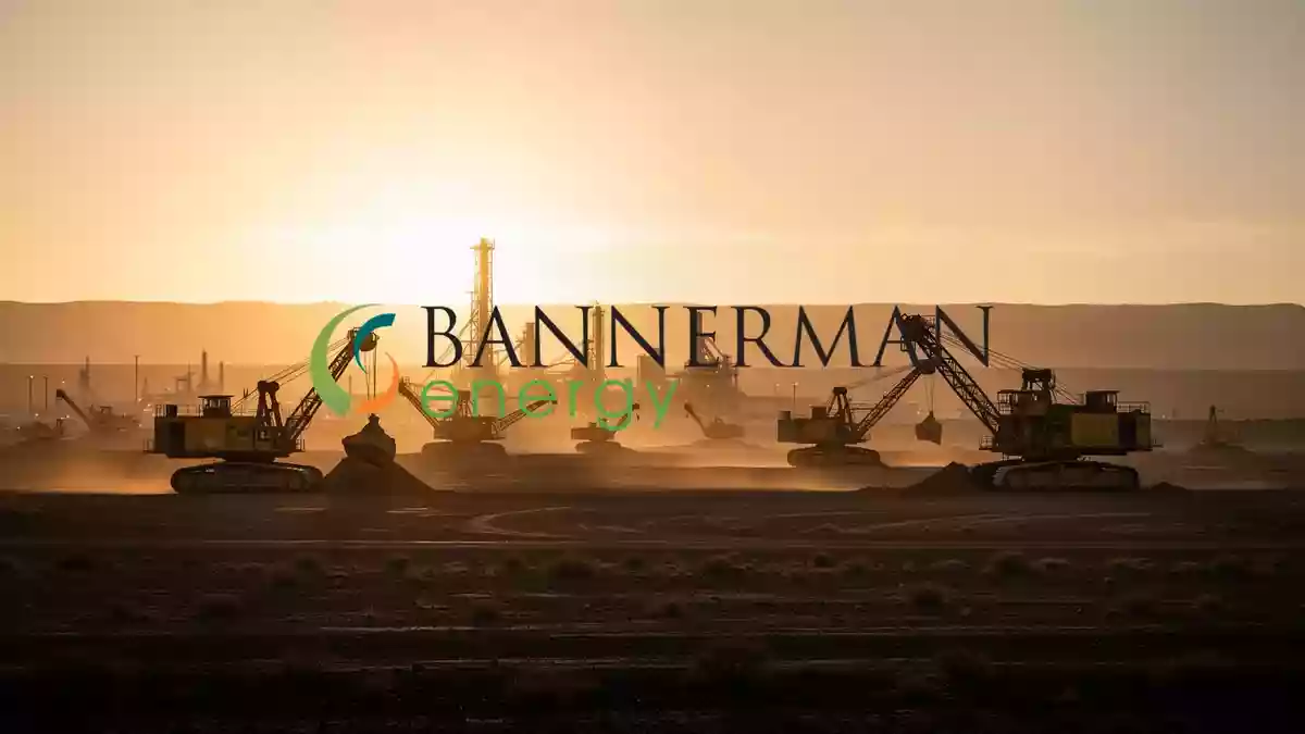 Industrielle Uran-Minenanlage in einer Wüstenlandschaft bei Sonnenuntergang als Symbol für den Energiesektor. Illustration mit AI erstellt.