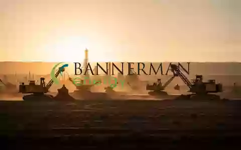 Industrielle Uran-Minenanlage in einer Wüstenlandschaft bei Sonnenuntergang als Symbol für den Energiesektor. - Foto: über boerse-global.de